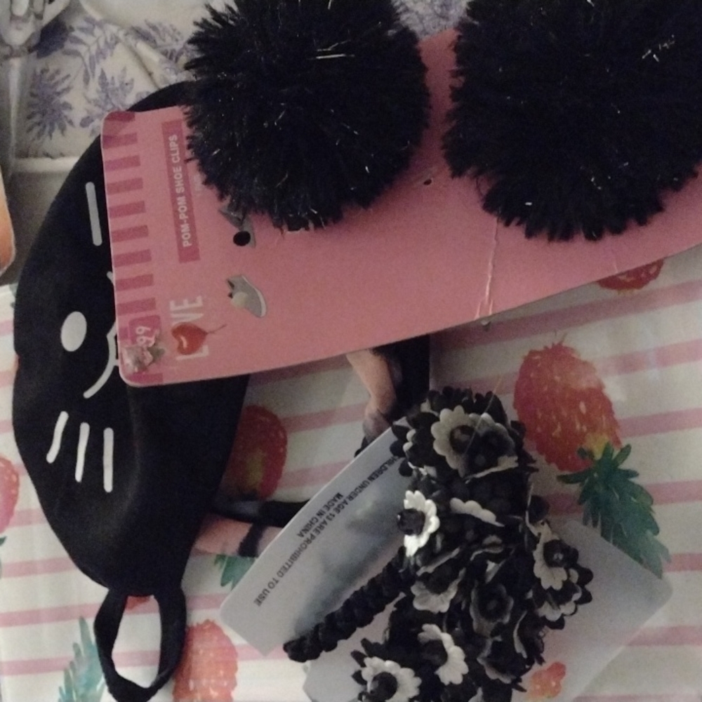 4 trendy accessory  items in all ! Yet only  1 low price !